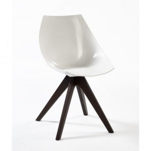 Silla blanca y madera