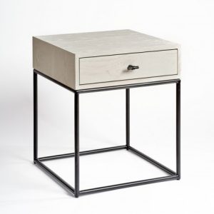 Mesita de noche acabada en blanco grisaceo y tirador negro