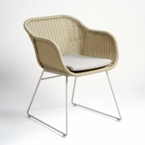 Sillón de ratán sintético color tiza pata blanco piedra