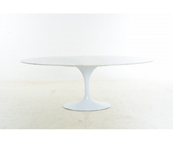 Mesa blanca de marmol y pata de metal blanca