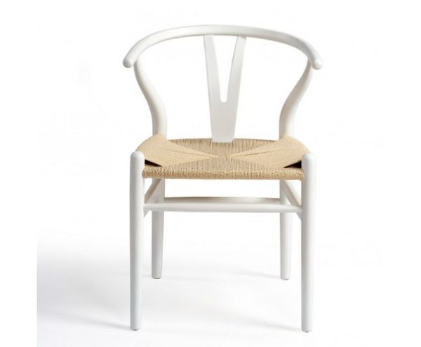 Silla blanca de madera y asiento de cuerda