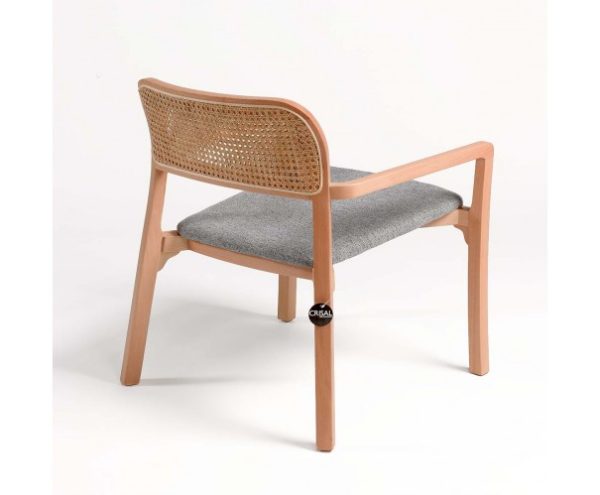 Butaca de madera natural, asiento tapizado y rejilla