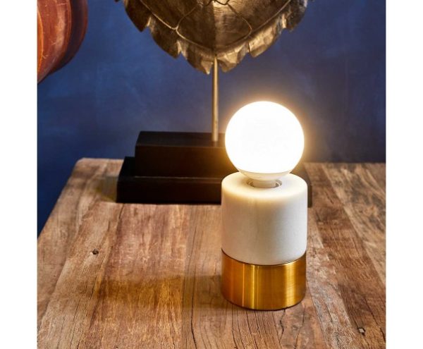 Lámpara de mesa con base metal dorado y mármol