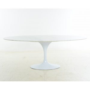 Mesa blanca,mármol y pata aluminio