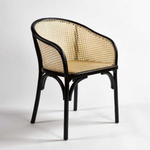 Sillón negro de rejilla y ratán