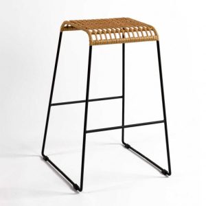 Taburete de ratán sintético y metal negro Taburete de ratán sintético y metal negro