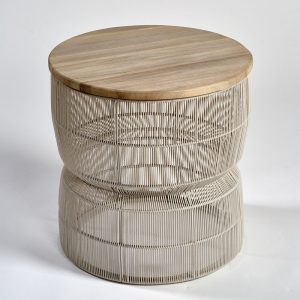 Mesa auxiliar de teca y cuerda.