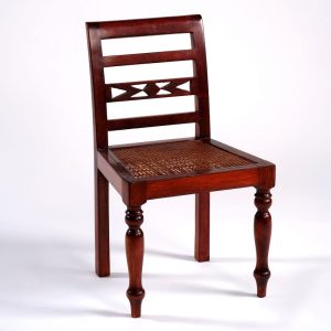 Silla de madera y asiento de rejilla Silla de madera y asiento de rejilla