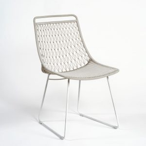 Silla de resina y metal color piedra Silla de resina y metal color piedra