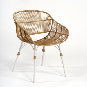 Silla con brazos para exterior de resina color natural y pata metálica color piedra. Silla con brazos para exterior de resina color natural y pata metálica color piedra.