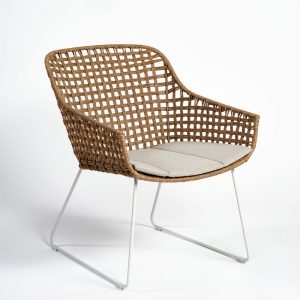 Sillón de exterior ratán sintético color natural tostado y cojín gris Sillón de exterior ratán sintético color natural tostado y cojín gris