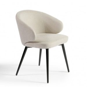 Silla tapizada color arena pata metal negro