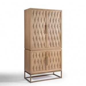 Armario roble natural con puertas en relieve