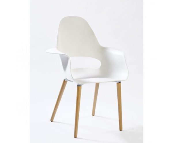 Sillón blanco con patas de madera