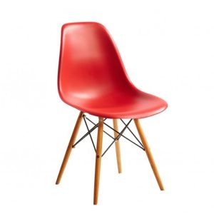 Silla roja con pata de madera natural