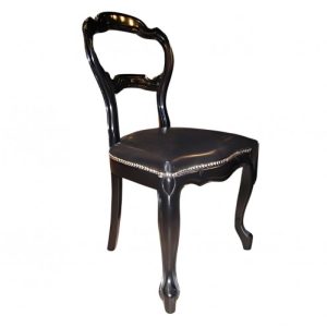 Silla negra con tachuelas Silla negra con tachuelas