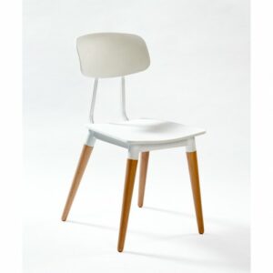 Silla blanca y pata de madera