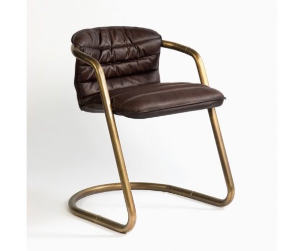 Sillon de piel oscura y metal cobre