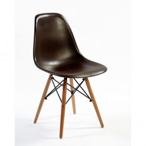 Silla marrón con patas de madera Silla marrón con patas de madera