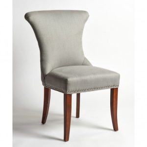 Silla de lino gris claro con tachuelas en trasera Silla de lino gris claro con tachuelas en trasera