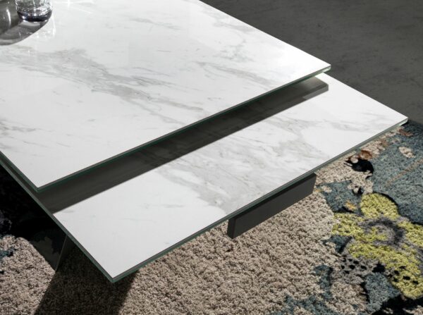 Mesa comedor extensible rectangular mármol porcelánico y acero negro