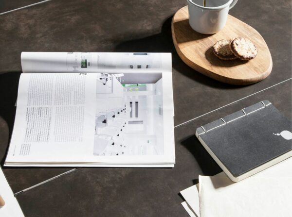 Mesa comedor extensible rectangular mármol porcelánico y nogal