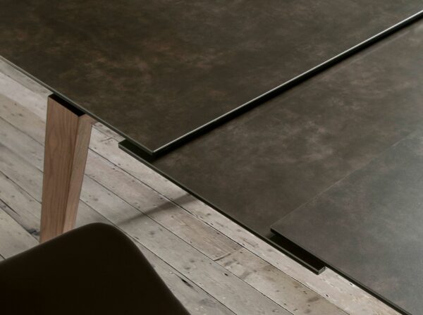 Mesa comedor extensible rectangular mármol porcelánico y nogal