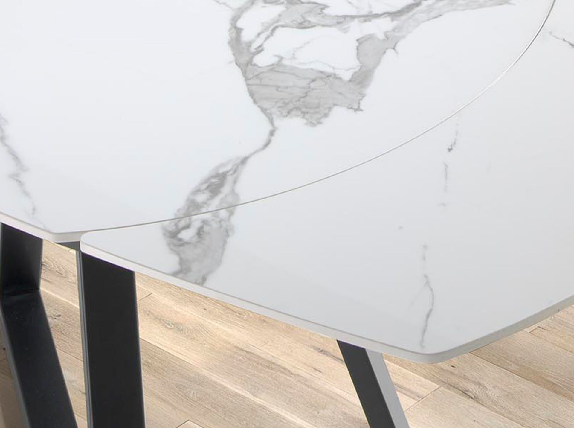 Mesa comedor extensible ovalada barril mármol porcelánico y acero negro Mesa comedor extensible ovalada barril mármol porcelánico y acero negro