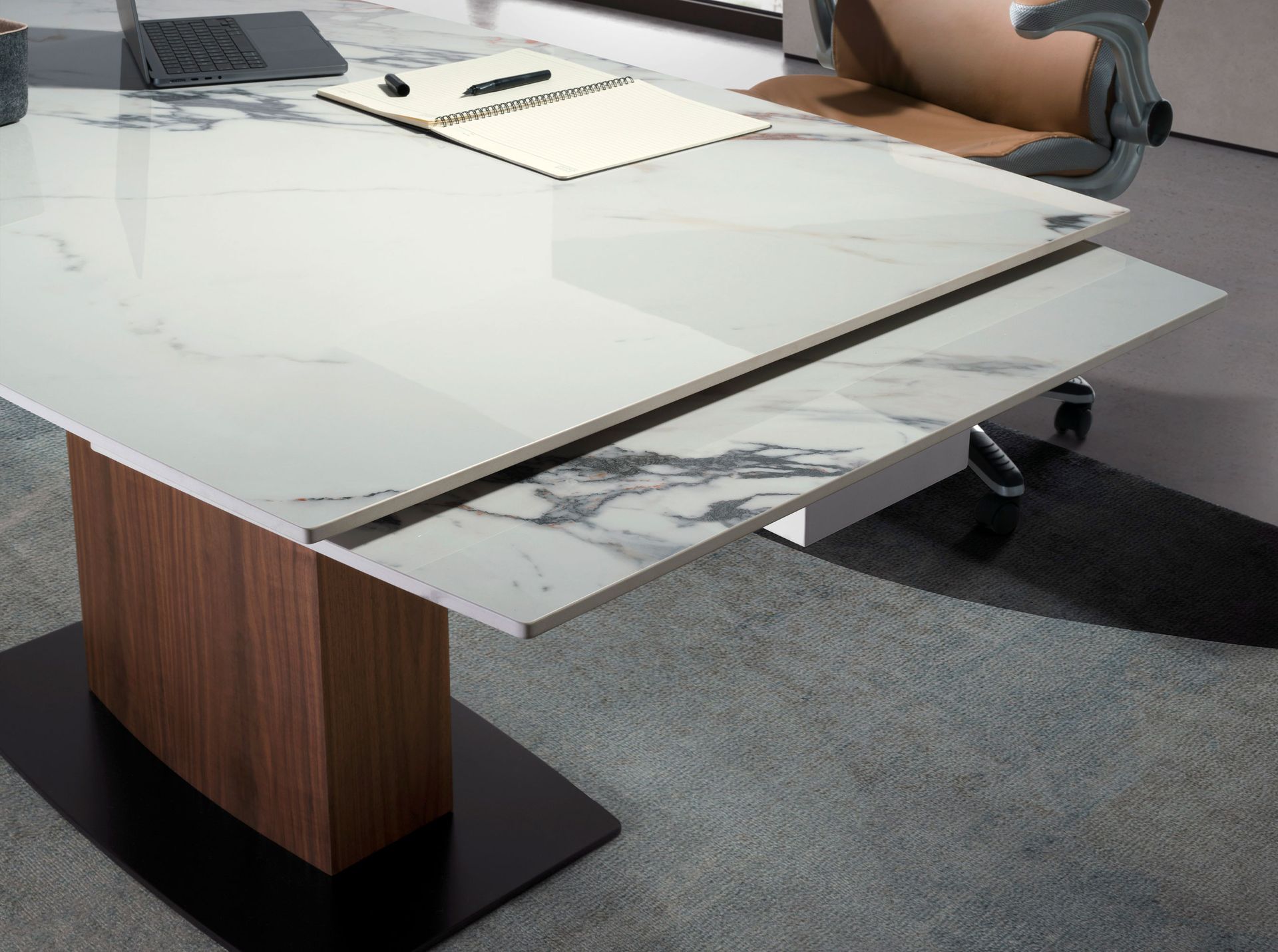 Mesa comedor extensible ovalada barril mármol porcelánico y nogal Mesa comedor extensible ovalada barril mármol porcelánico y nogal