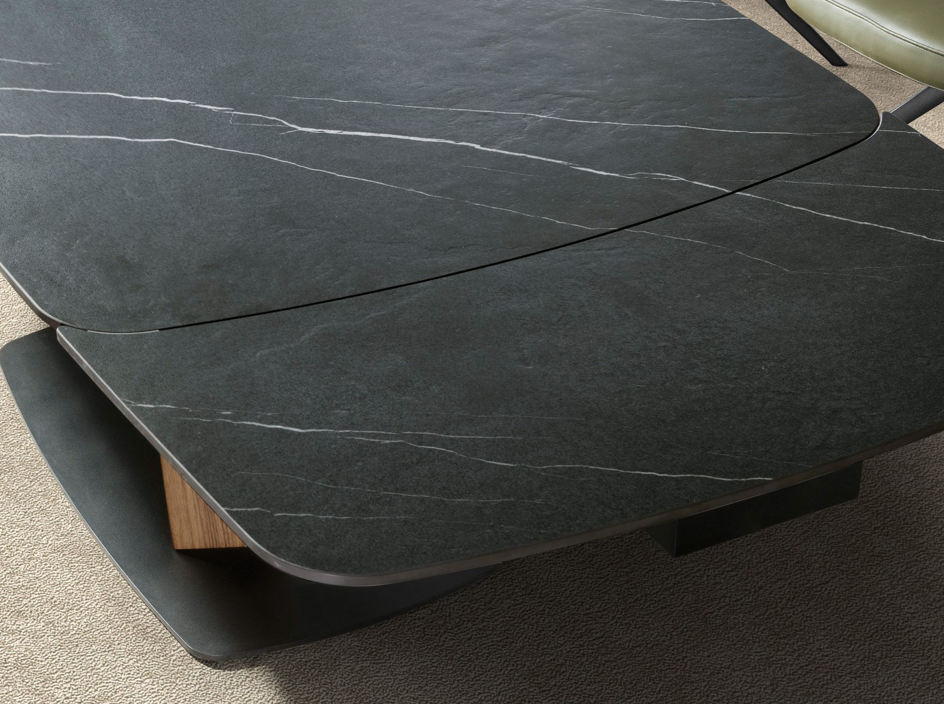 Mesa comedor extensible ovalada barril mármol porcelánico y nogal Mesa comedor extensible ovalada barril mármol porcelánico y nogal