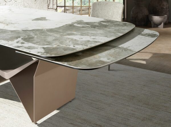 Mesa comedor extensible ovalada barril mármol porcelánico y acero taupé metalizado