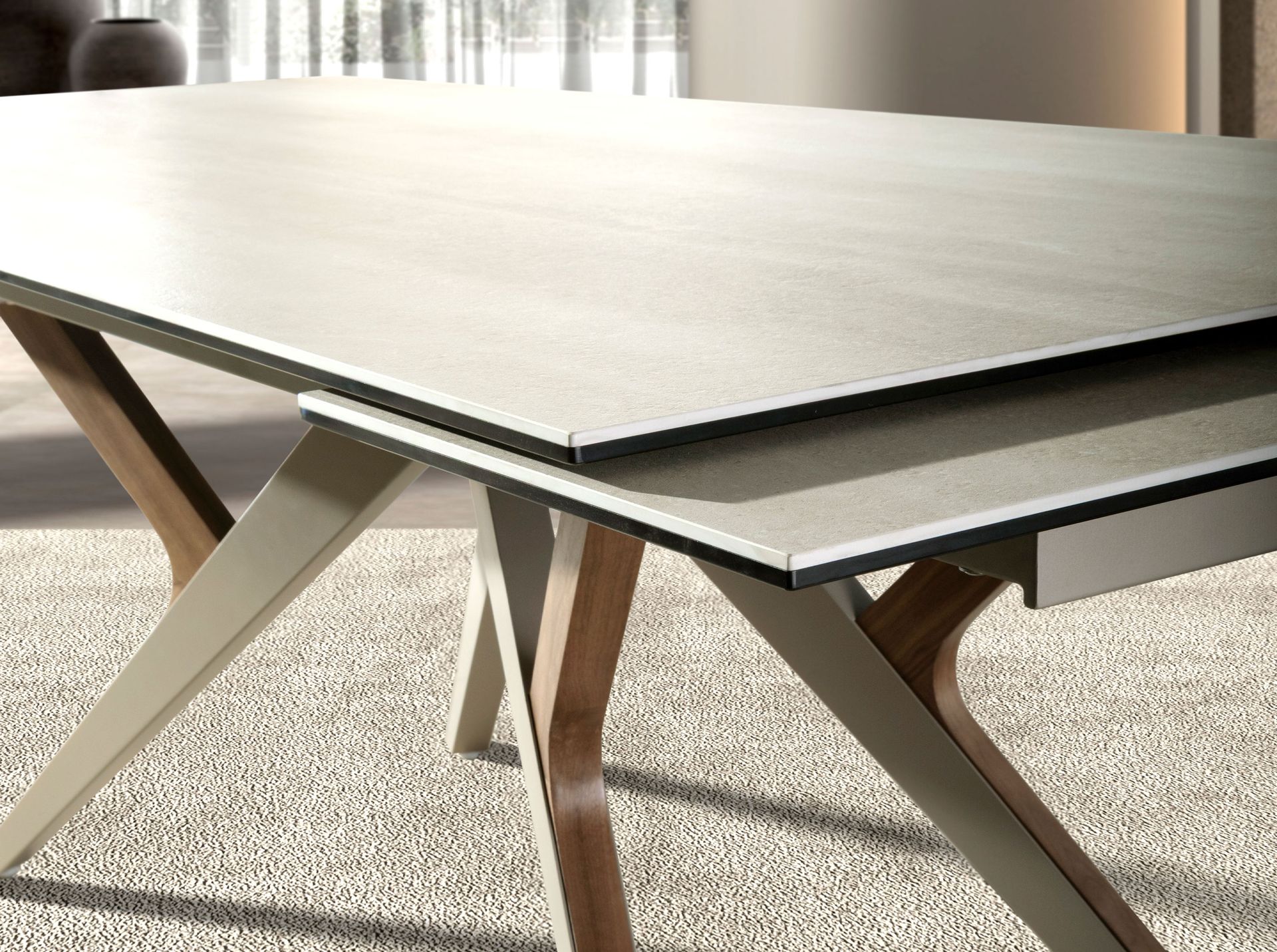 Mesa comedor extensible rectangular mármol porcelánico, acero arena metalizado y nogal Mesa comedor extensible rectangular mármol porcelánico, acero arena metalizado y nogal