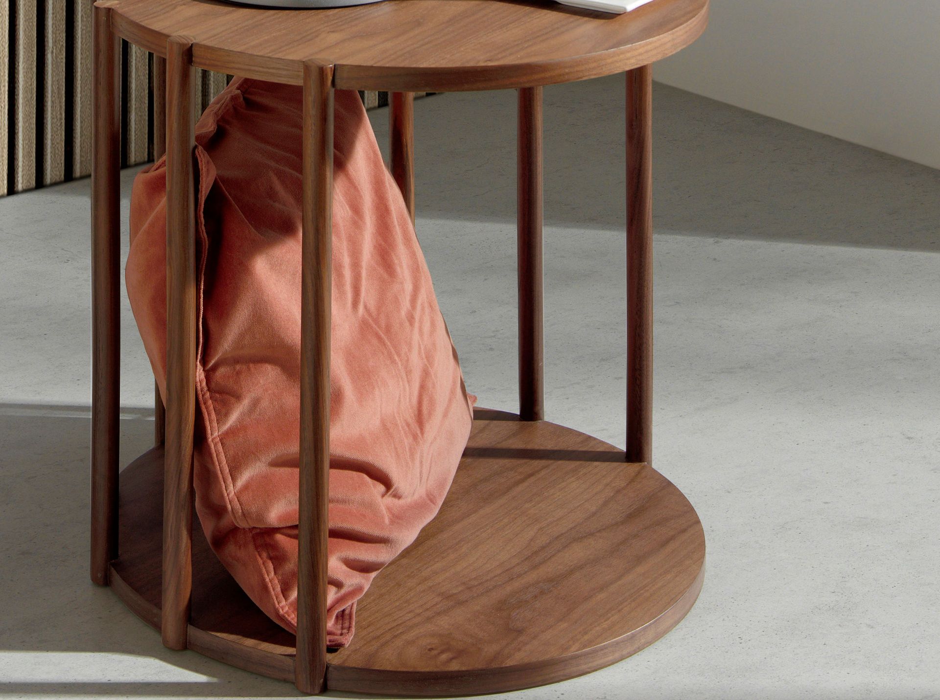 Mesa rincón redonda nogal Mesa rincón redonda nogal