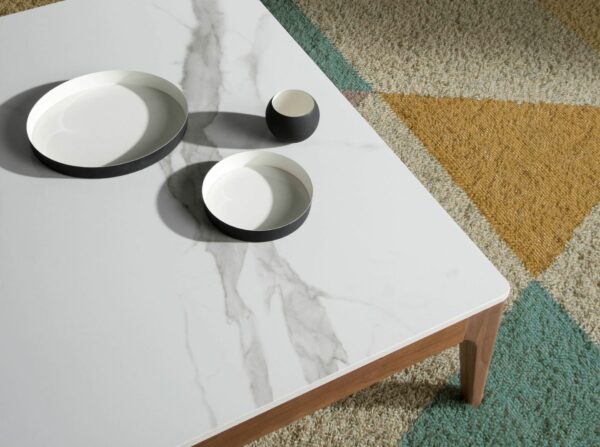 Mesa centro cuadrada mármol porcelánico y nogal