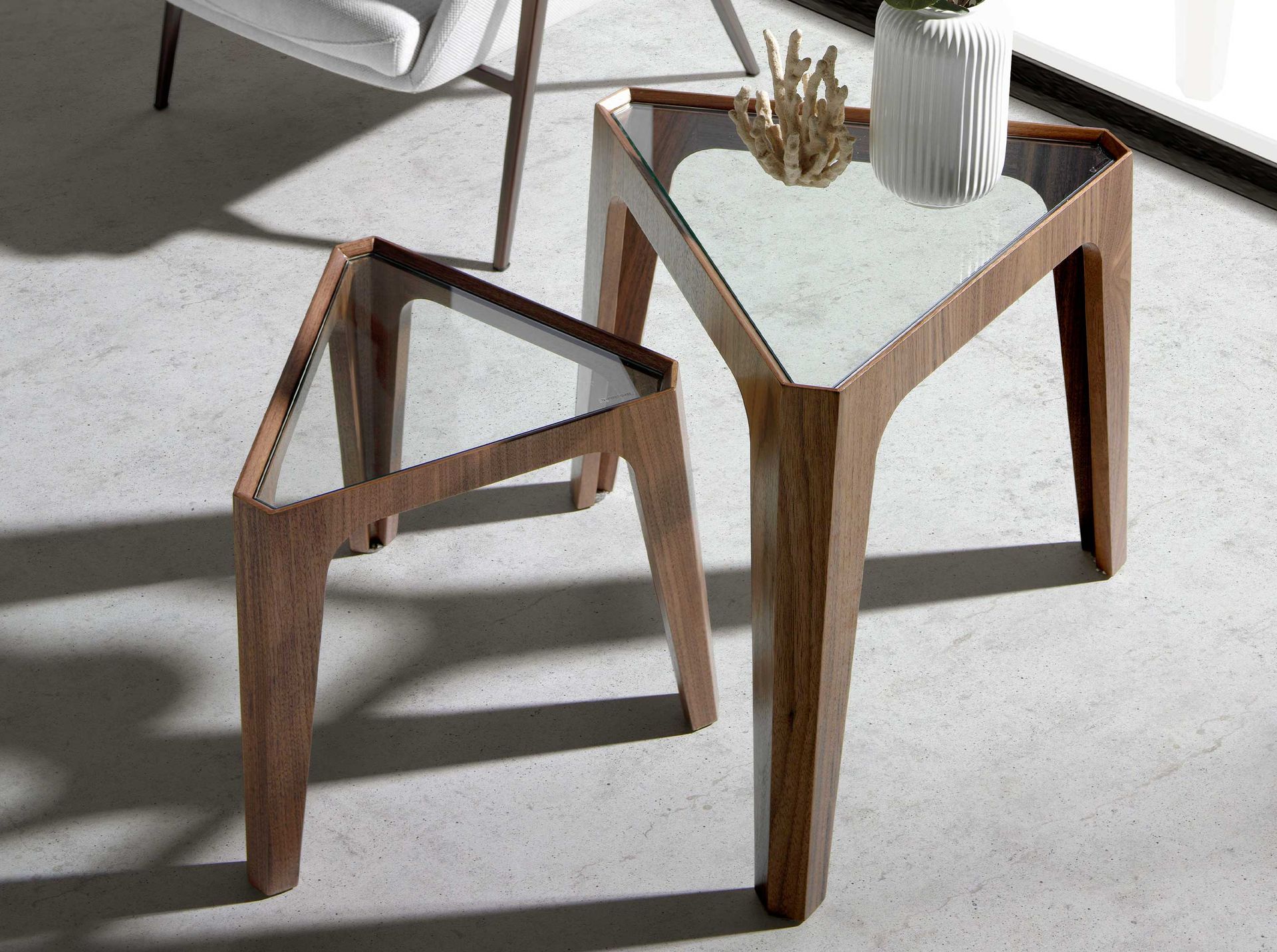 Mesa rincón triangular cristal templado y nogal Mesa rincón triangular cristal templado y nogal