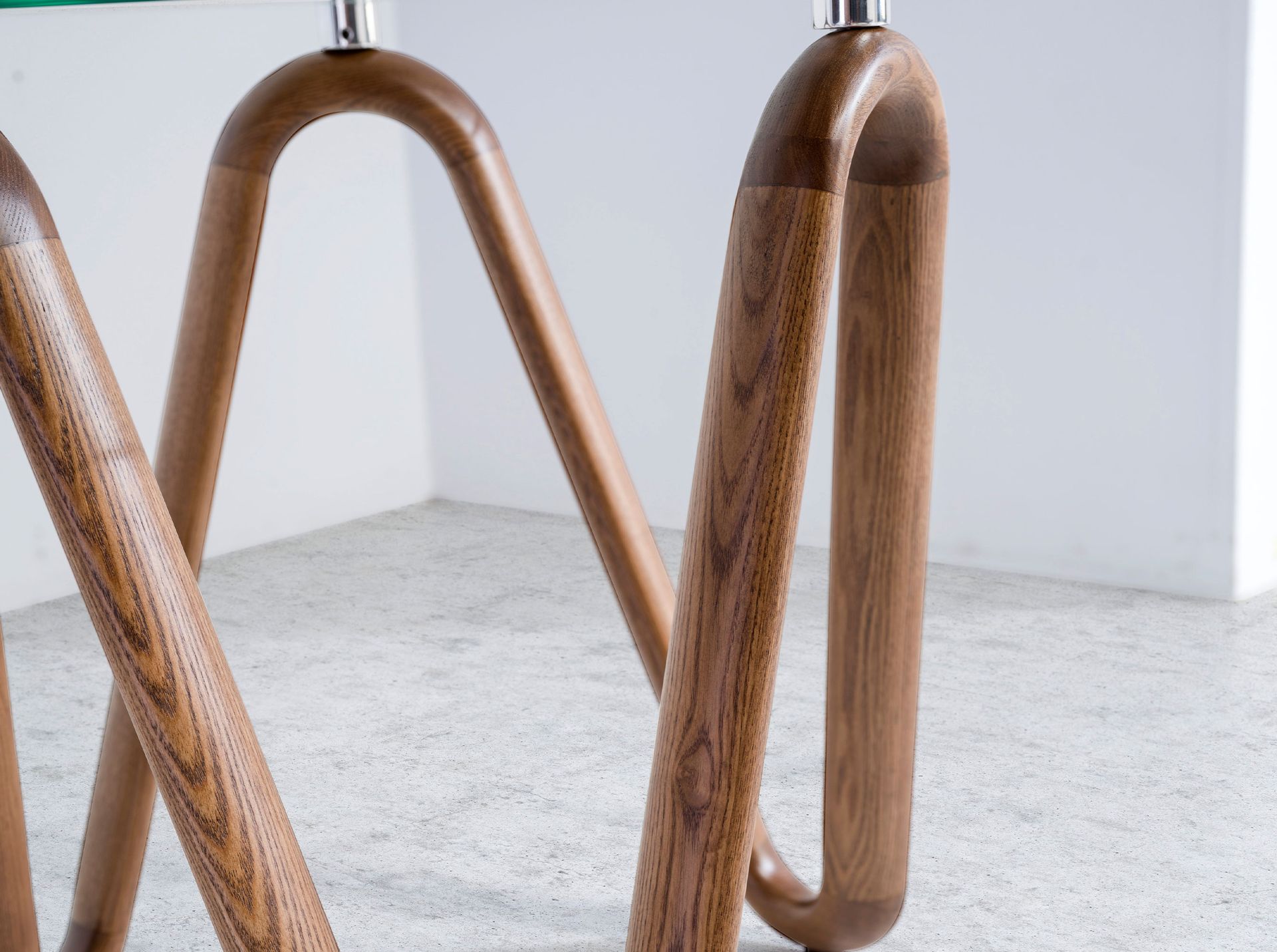 Mesa rincón redonda cristal templado y nogal Mesa rincón redonda cristal templado y nogal