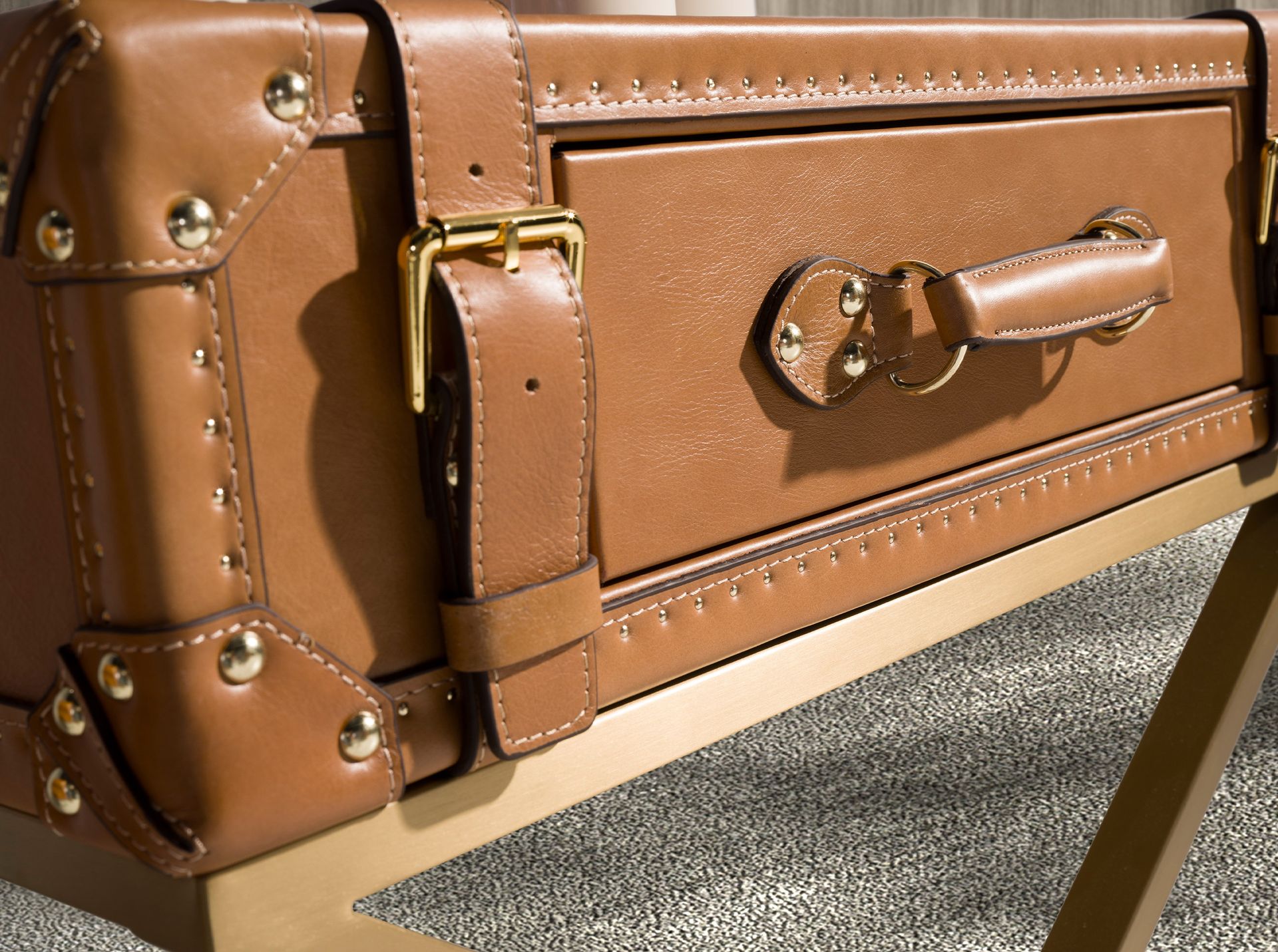 Mesa rincón rectangular piel, nogal y acero dorado Mesa rincón rectangular piel, nogal y acero dorado