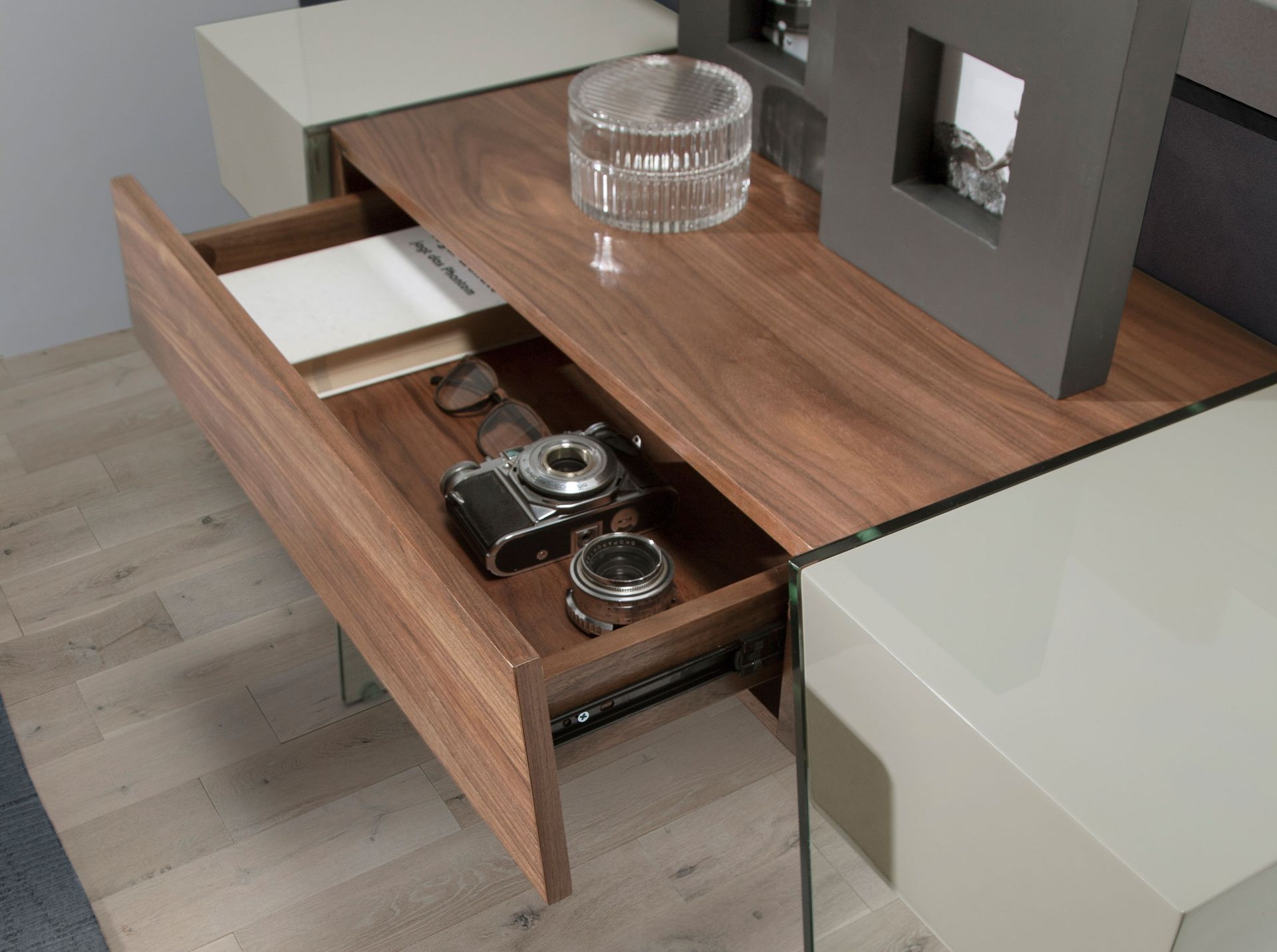 Consola rectangular madera gris, nogal y cristal templado Consola rectangular madera gris, nogal y cristal templado