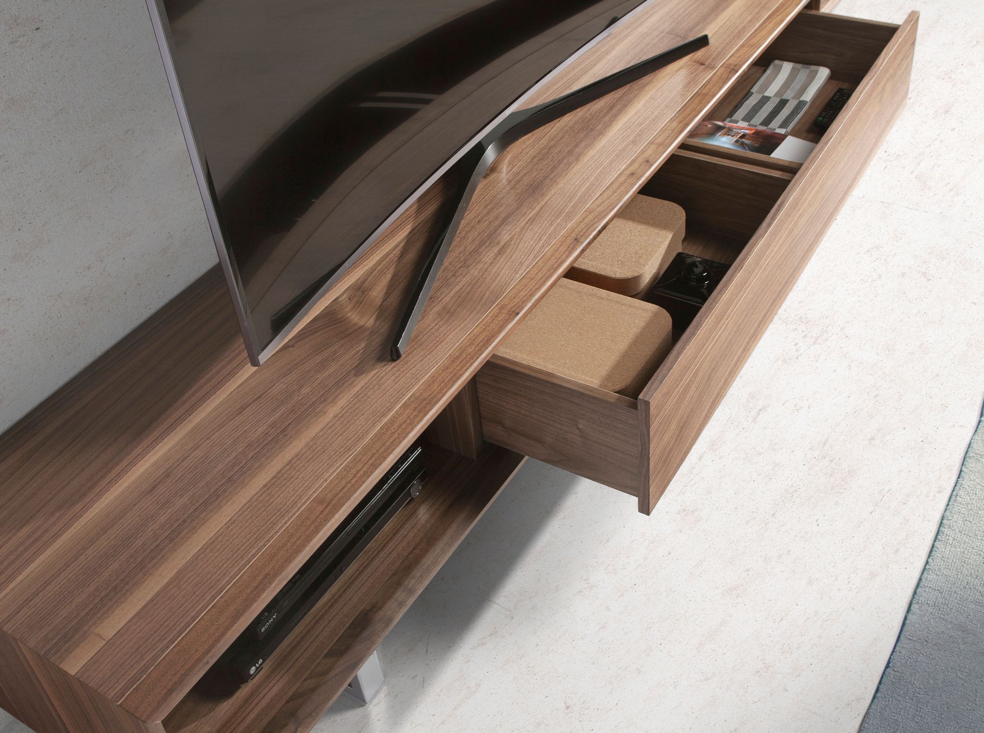 Mueble TV nogal y acero cromado Mueble TV nogal y acero cromado
