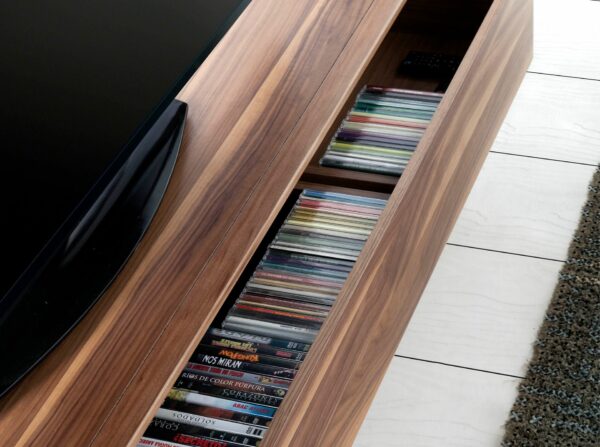 Mueble TV nogal y acero cromado