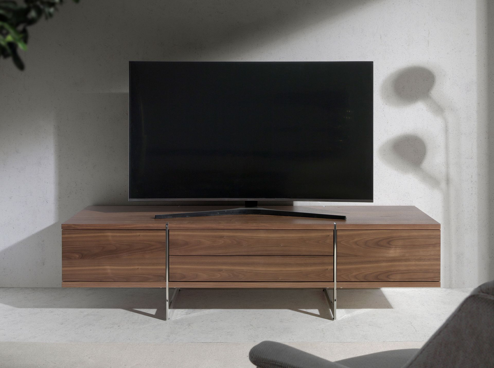 Mueble TV nogal y acero cromado Mueble TV nogal y acero cromado
