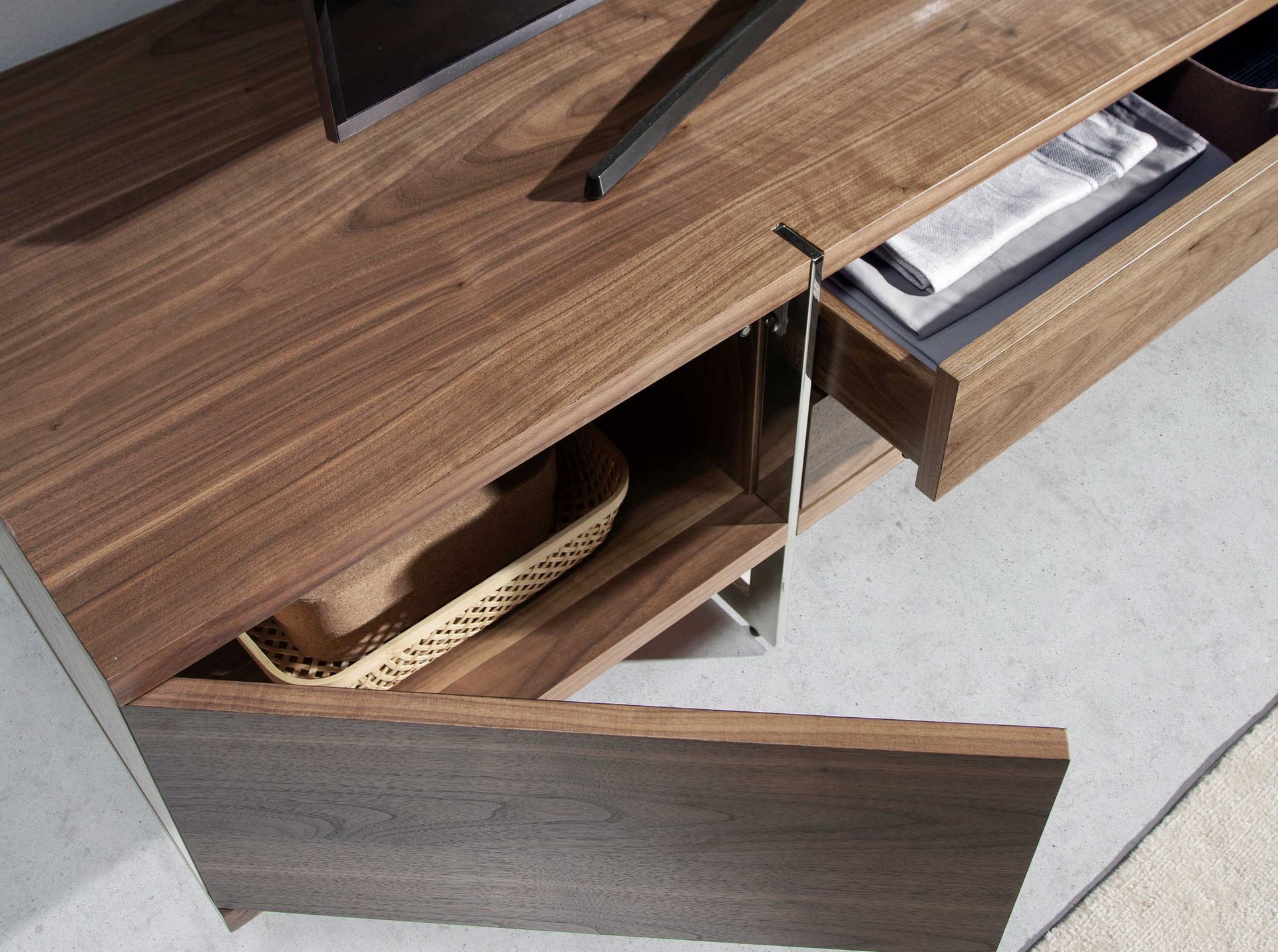 Mueble TV nogal y acero cromado Mueble TV nogal y acero cromado