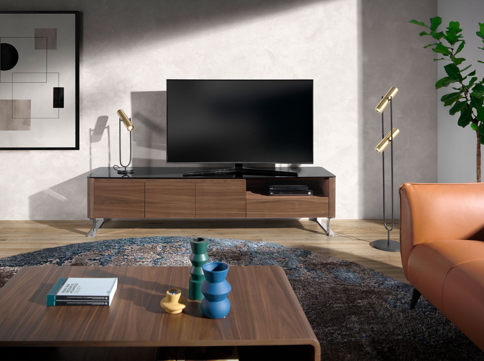 Mueble TV nogal, acero cromado y tapa de cristal negro Mueble TV nogal, acero cromado y tapa de cristal negro