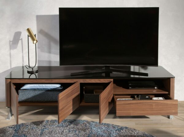 Mueble TV nogal, acero cromado y tapa de cristal negro
