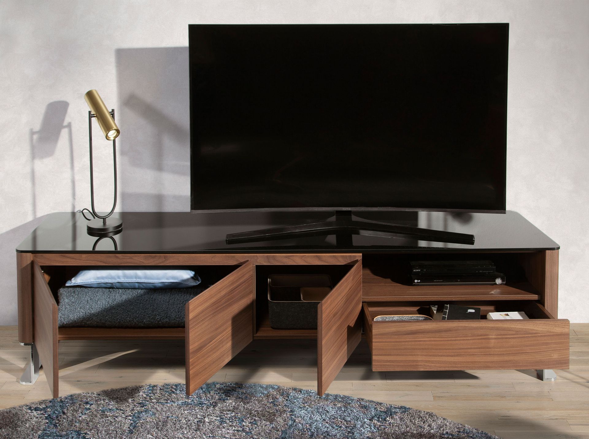 Mueble TV nogal, acero cromado y tapa de cristal negro Mueble TV nogal, acero cromado y tapa de cristal negro