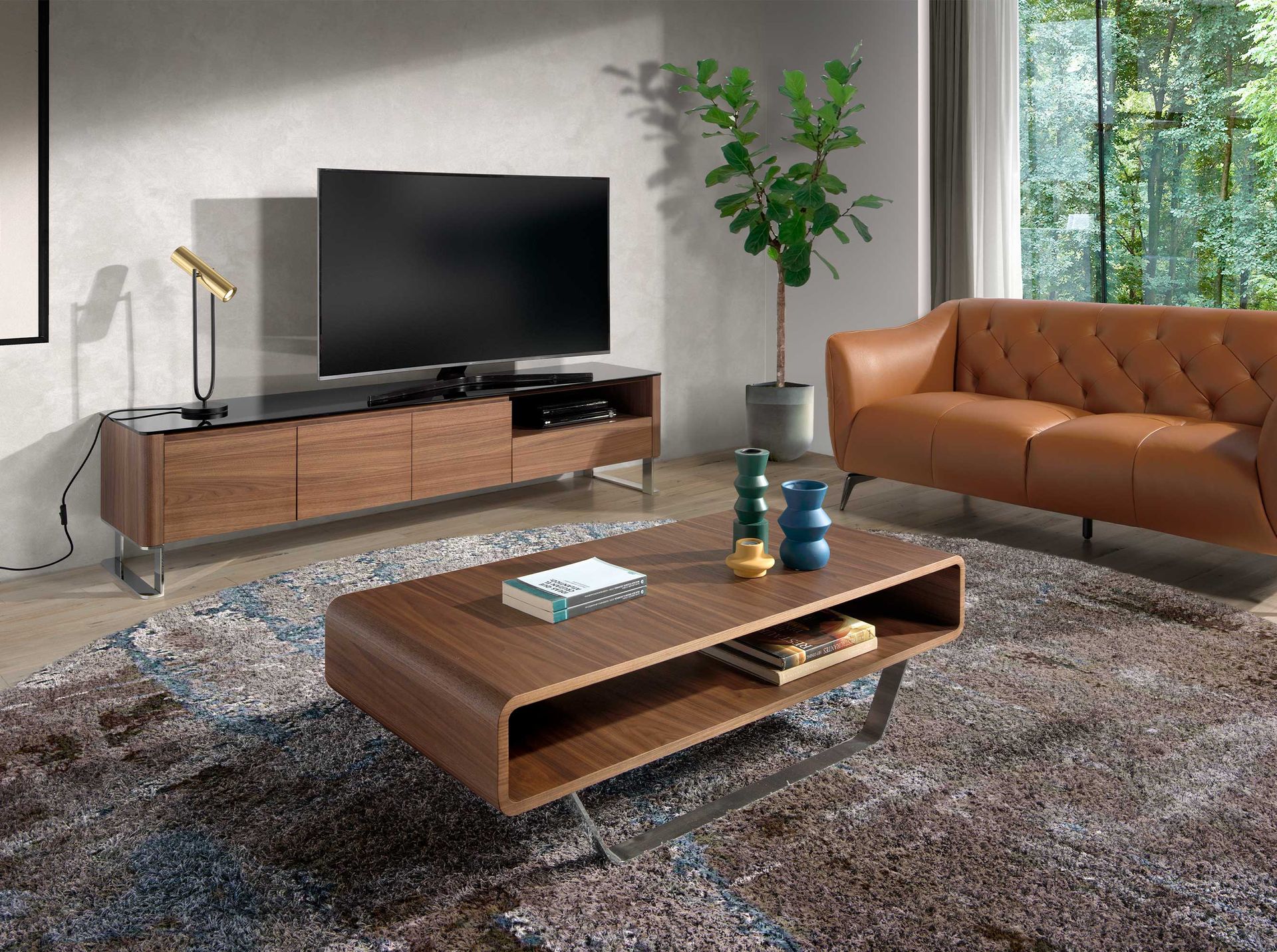 Mueble TV nogal, acero cromado y tapa de cristal negro Mueble TV nogal, acero cromado y tapa de cristal negro