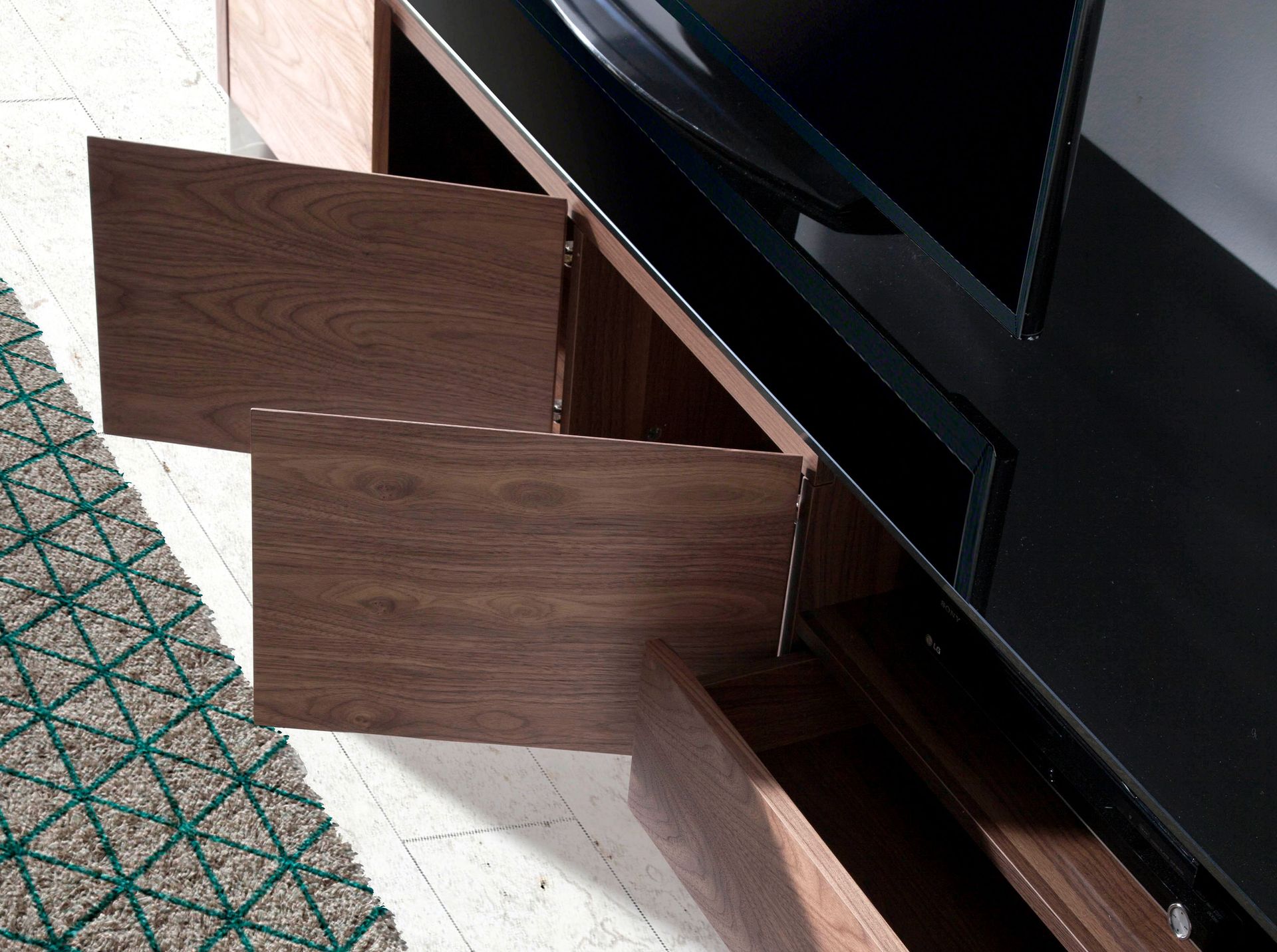 Mueble TV nogal, acero cromado y tapa de cristal negro Mueble TV nogal, acero cromado y tapa de cristal negro