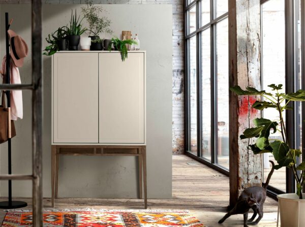 Aparador alto madera beige y nogal