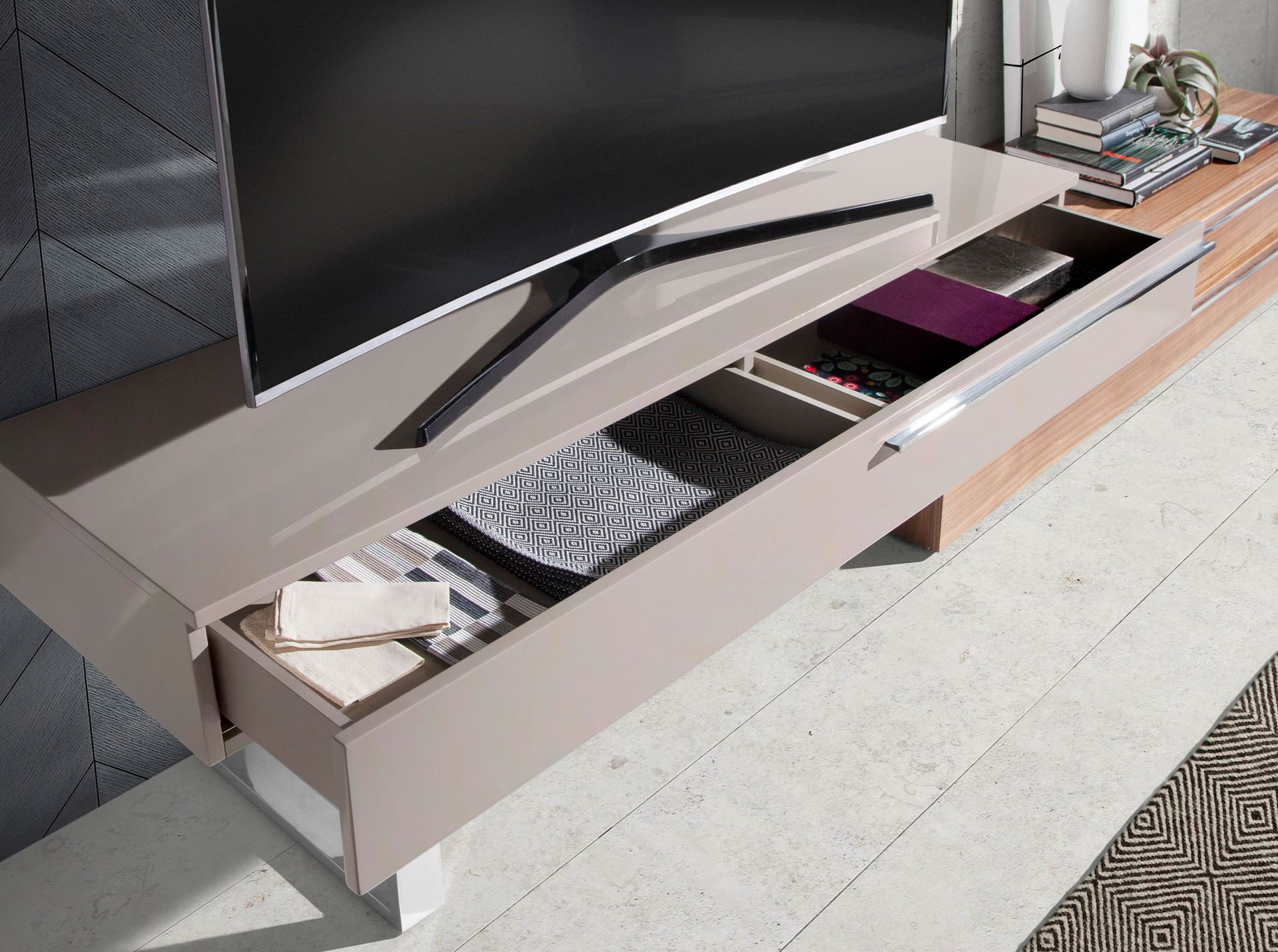 Mueble TV madera beige, nogal y acero cromado Mueble TV madera beige, nogal y acero cromado