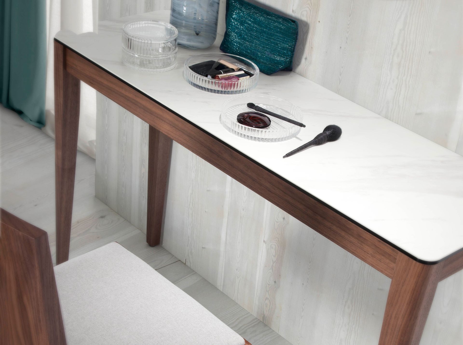 Consola rectangular mármol porcelánico y nogal Consola rectangular mármol porcelánico y nogal